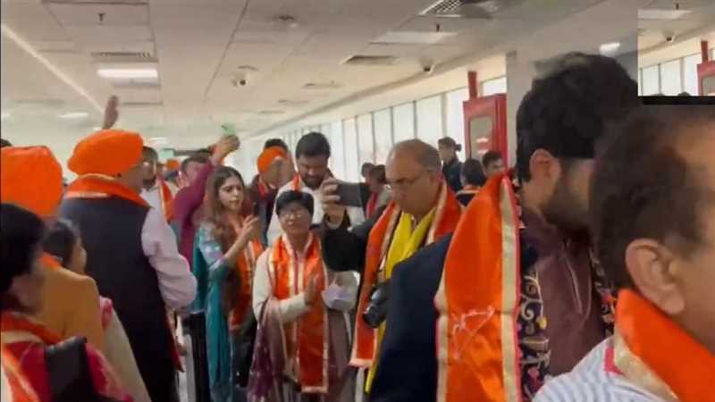 Ayodhya: दिल्ली से अयोध्या आ रही फ्लाइट में हनुमान चालीसा पाठ, देखिए वीडियो