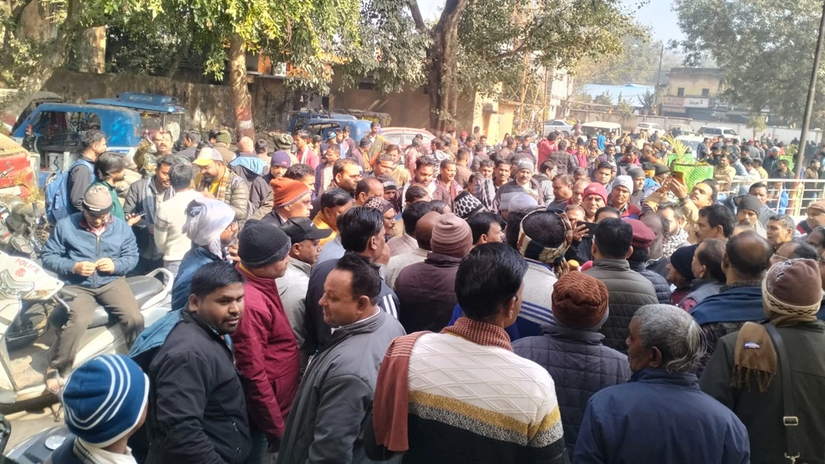 कटनी नगर निगम कमिश्नर से बदसलूकी करने वाले की गिरफ्तारी की मांग को लेकर सड़क पर उतरे कर्मचारी