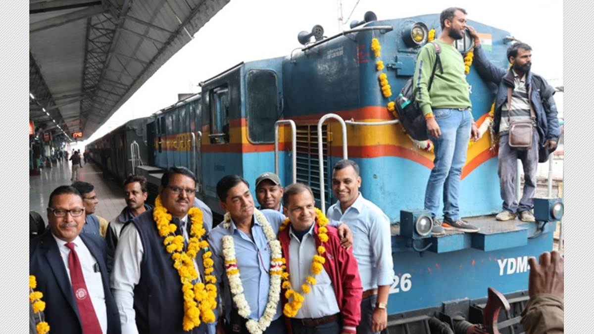Mhow-Omkareshwar Train: अपने आखिरी सफर पर रवाना हुई महू-ओंकारेश्वर ट्रेन