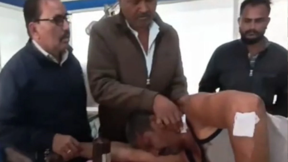 खेत पर किसान पर झपटा तेंदुआ, गंभीर हालत में अस्पताल में भर्ती खेत पर किसान पर झपटा तेंदुआ, गंभीर हालत में अस्पताल में भर्ती