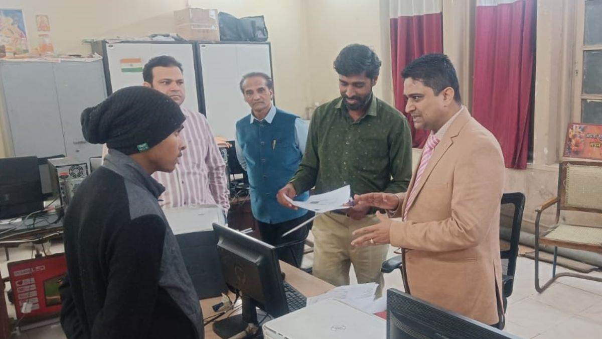 MY हॉस्पिटल में अधिकारियों का औचक निरीक्षण, अनुशासनहीन कर्मचारियों पर डीन की सख्त कार्रवाई, एक दिन का वेतन कटा