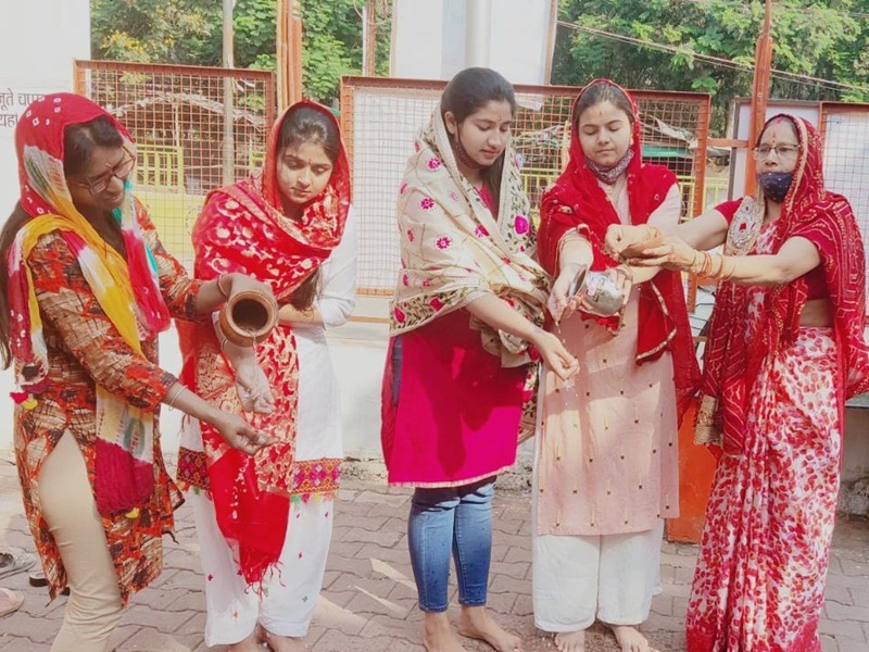 Gangaur puja 2021: होलिका की राख से गणगौर का प्रतिरूप बनाकर शुरू की पूजा