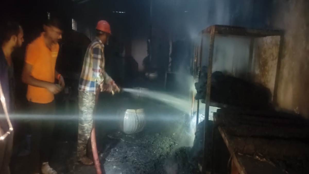 Bhopal News: गोविंदपुरा स्थित फैक्ट्री में लगी आग, चार दमकलों ने पाया काबू