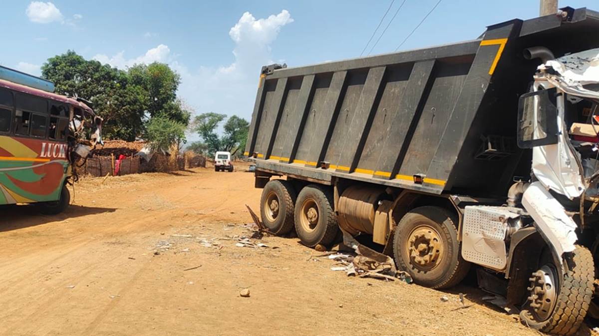 मंडला में तेज रफ्तार डंपर और बस में हुई टक्कर, 24 से ज्यादा यात्री घायल