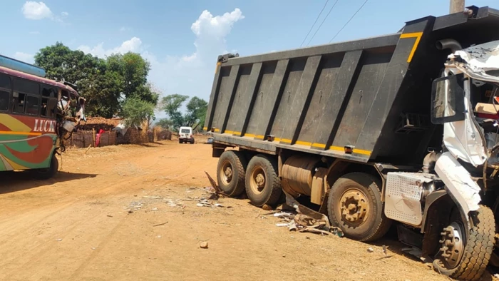 मंडला में तेज रफ्तार डंपर और बस में हुई टक्कर, 24 से ज्यादा यात्री घायल