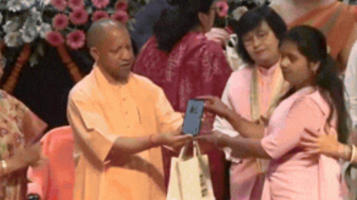 सीएम योगी ने 69 हजार से अधिक आंगनबाड़ी कर्मियों को वितरित किए स्मार्टफोन, बोले-काम होगा आसान