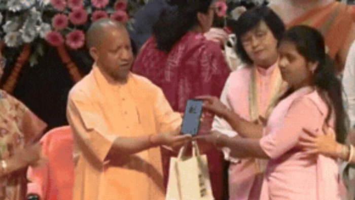 सीएम योगी ने 69 हजार से अधिक आंगनबाड़ी कर्मियों को वितरित किए स्मार्टफोन, बोले-काम होगा आसान