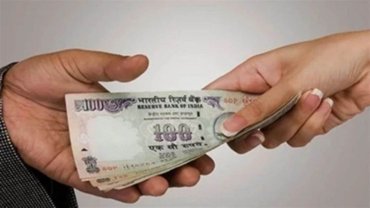 कटनी में भूसा व्यापारी बनकर पहुंची पुलिस ने बिछाया जाल, रिश्वत लेते रंगेहाथ धराया आरक्षक; थाना प्रभारी और सिपाही निलंबित