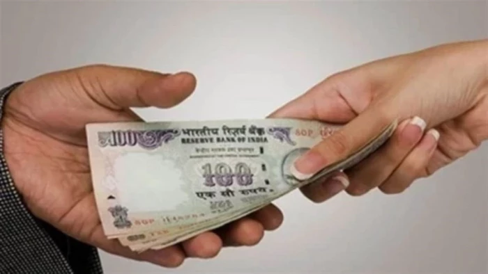 कटनी में भूसा व्यापारी बनकर पहुंची पुलिस ने बिछाया जाल, रिश्वत लेते रंगेहाथ धराया आरक्षक; थाना प्रभारी और सिपाही निलंबित