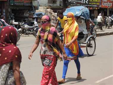 भीषण गर्मी की चपेट में जिला, पारा पहुंचा 44 पर - District in the grip of  scorching heat, mercury reached 44