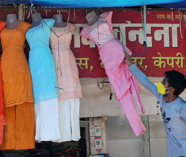 पहले की तरह सजी दुकानें