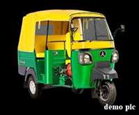 आटो से व्यवसायी का ढाई लाख रुपये से भरा बैग पार