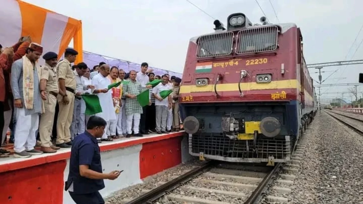 MP News: रामराजा सरकार के भक्तों के लिए खुशखबरी, ओरछा स्टेशन पर इन दो एक्सप्रेस ट्रेनों का ठहराव शुरू