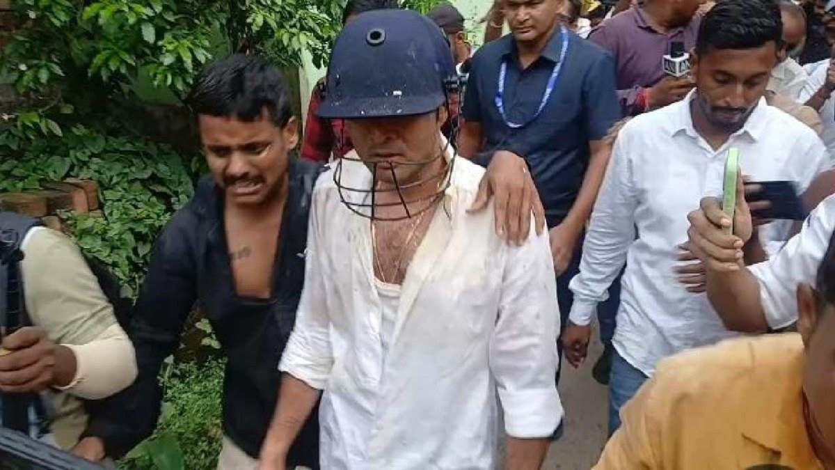 अभिषेक बनर्जी का भारी विरोध, 'चोर-चोर' के नारों के साथ फेंके गए अंडे-चप्पल; फाड़ी गई शर्ट, हेलमेट पहन बचानी पड़ी जान