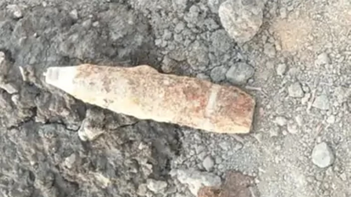 जबलपुर में मकान बनाने के लिए चल रही खुदाई में मिला 12 किलो का जिंदा यूएक्सओ बम, दहशत में मजदूरों ने काम किया बंद