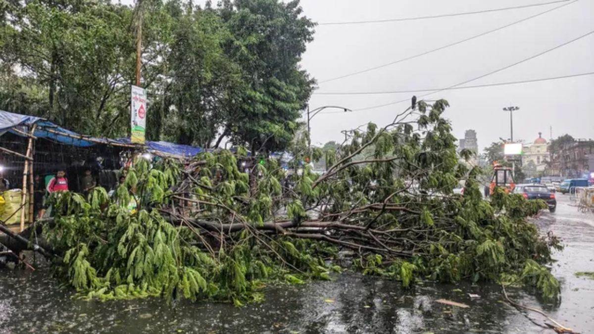 आंधी, बारिश और वज्रपात का कहर : कई राज्यों में तबाही, UP में 20 और बिहार में 14 लोगों की मौत से मचा हड़कंप