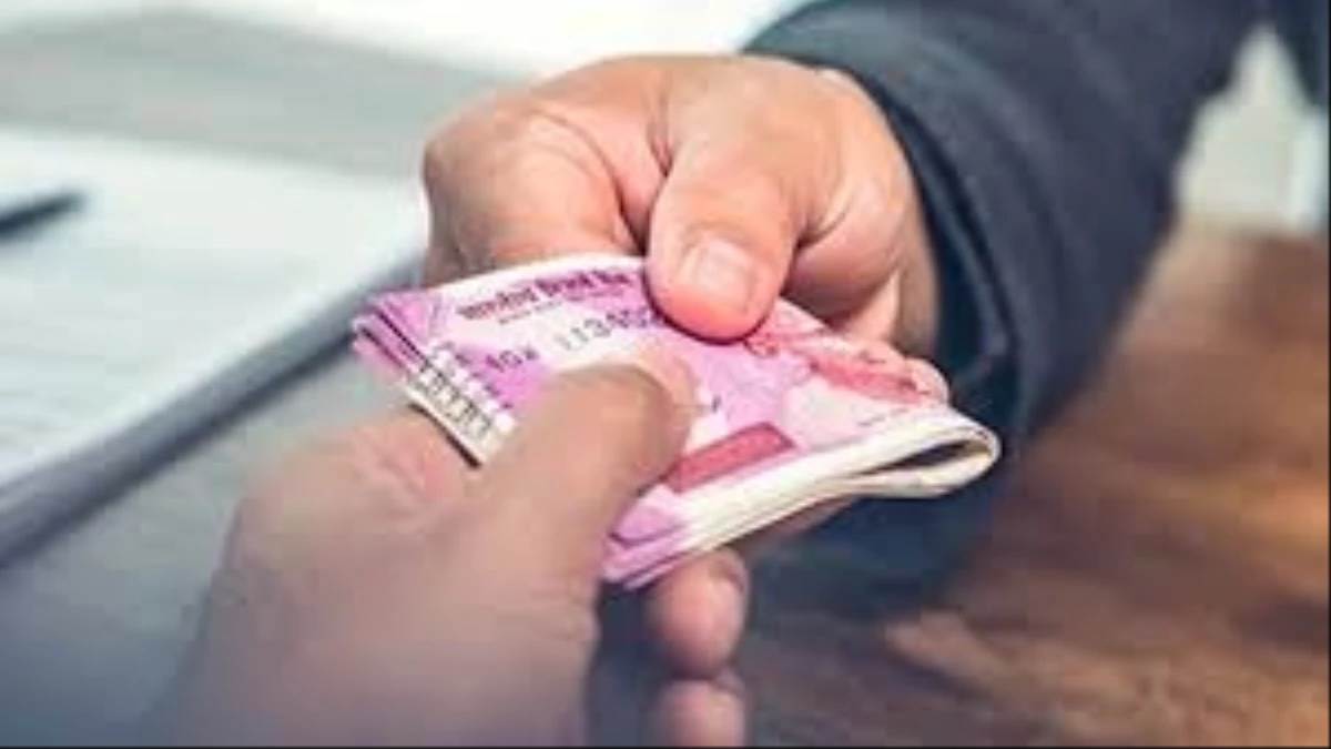 पैसों का ऐसा लालच कि रिश्‍वत लेने पेट्रोल पंप पहुंच गया पटवारी, लोकायुक्‍त ने धर लिया