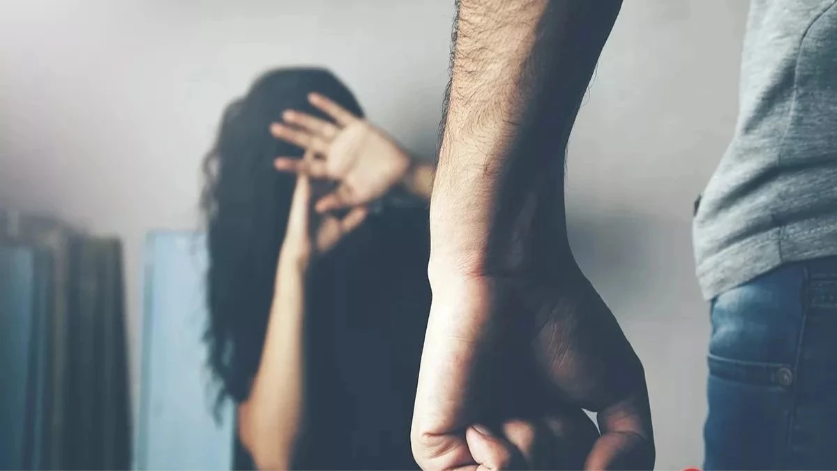 CG Crime: दोस्तों संग घर में पी रहा था शराब, पत्नी ने विरोध किया तो डंडे से की पिटाई, मासूम बेटे को भी नहीं बख्शा