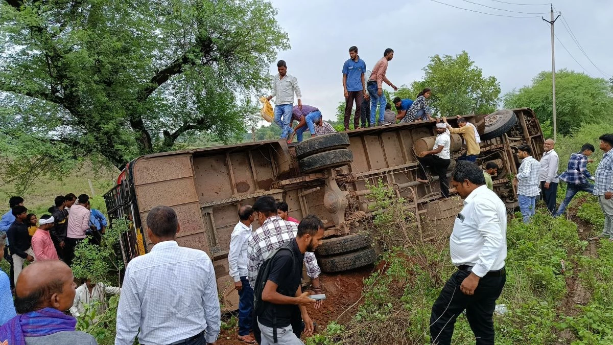 वाहन को बचाने के चक्कर में ड्राइवर ने खोया नियंत्रण, बस पलटने से 22 सवारी घायल