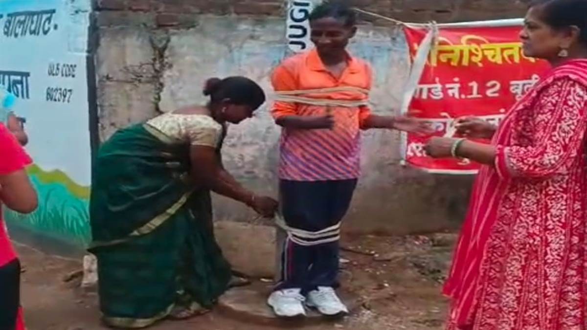 “शराब छोड़ो... वरना खंभे से बंधोगे!” बालाघाट में पत्नी ने शराबी पति को खंभे से बांधा