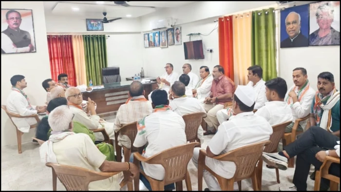 सीधी कांग्रेस कार्यालय में हाई-वोल्टेज ड्रामा, प्रभारी से सरेआम गाली-गलौज और झूमा-झटकी, दो कार्यकर्ता पार्टी से निष्कासित