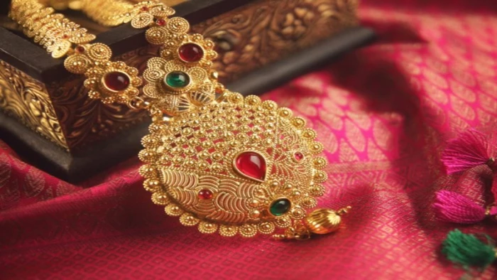 इंदौर सराफा बाजार: डाॅलर की मजबूती से सोना टूटा, टाइट सप्लाई से चांदी 2800 रु. तेज