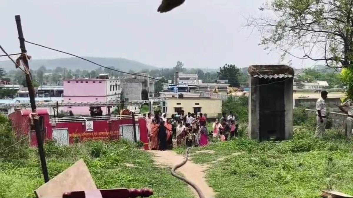 छत्तीसगढ़ में पत्नी ड्यूटी पर गई, इधर पति ने फूंक दिया अपना ही मकान, मची अफरा-तफरी