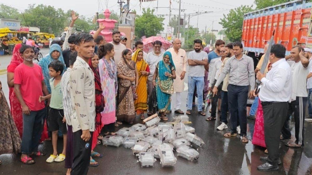 हाथों में स्मार्ट मीटर लेकर राजगढ़ में सड़क पर उतरीं महिलाएं, शहर में रैली निकाल चौराहे पर फेंका, बोलीं- पांच गुना आ रहा बिजली बिल