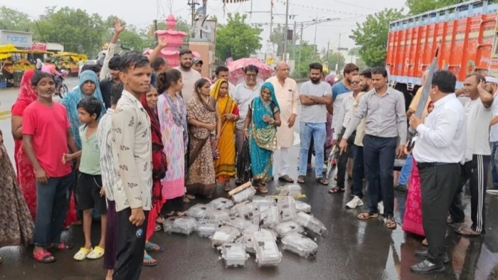 हाथों में स्मार्ट मीटर लेकर राजगढ़ में सड़क पर उतरीं महिलाएं, शहर में रैली निकाल चौराहे पर फेंका, बोलीं- पांच गुना आ रहा बिजली बिल