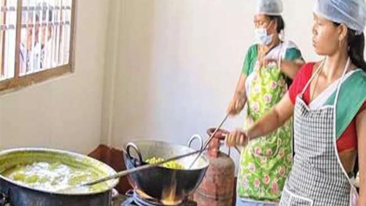 30 सालों में सिर्फ 51 रुपये बढ़ा मानदेय... धरने पर बैठे एक हजार से ज्यादा रसोइये