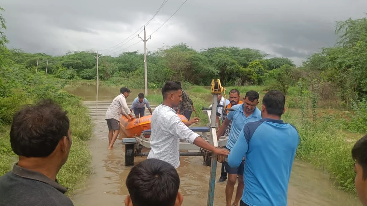 दतिया में सिंध के उफान पर आने से आधा दर्जन गांवों में आई बाढ़, रेस्क्यू कराकर ग्रामीणों को सुरक्षित निकाला
