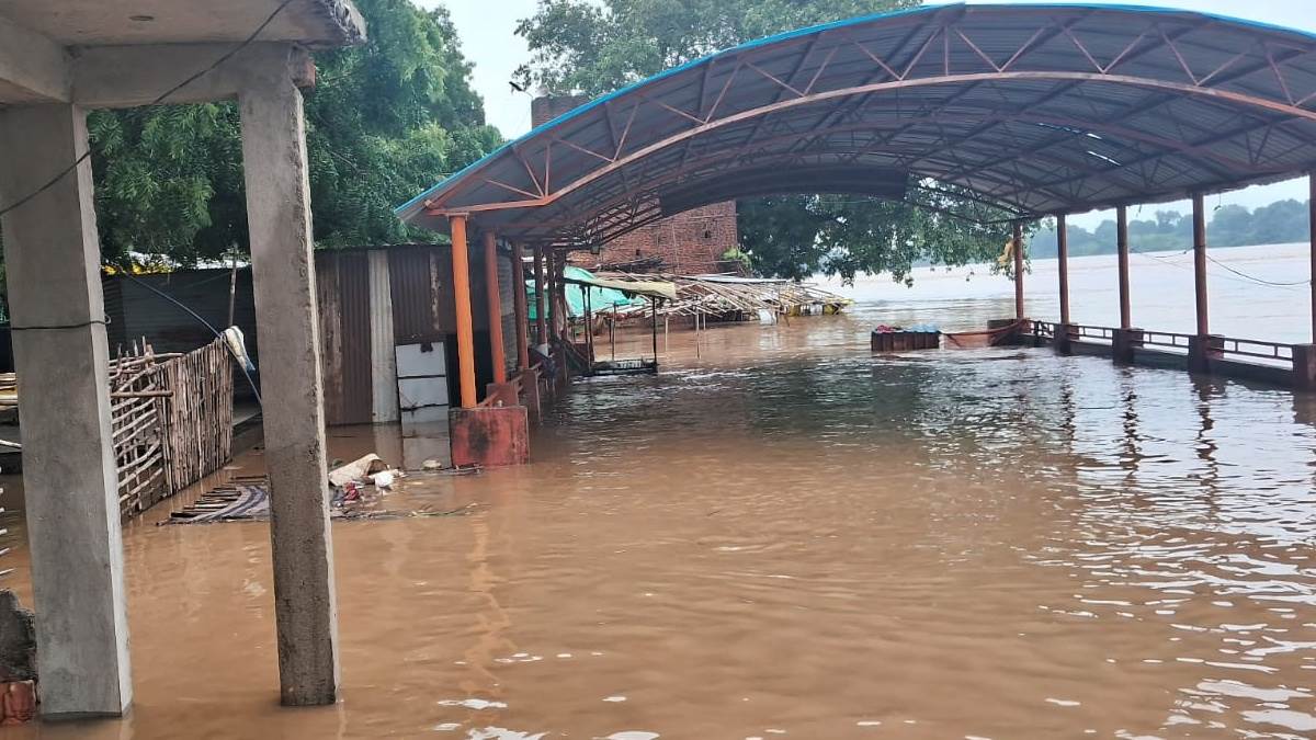Dewas: नेमावर में नर्मदा का जलस्तर खतरे के निशान से साढ़े पांच फीट नीचे, कई घाट डूबे