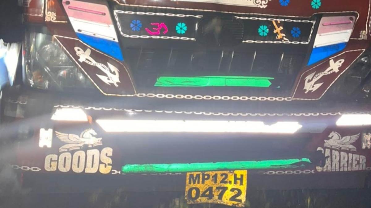 MP News: महू में चोरल गांव के पास आयशर ने 7 कावड़ियों को मारी टक्कर, 1 की मौत, 6 घायल