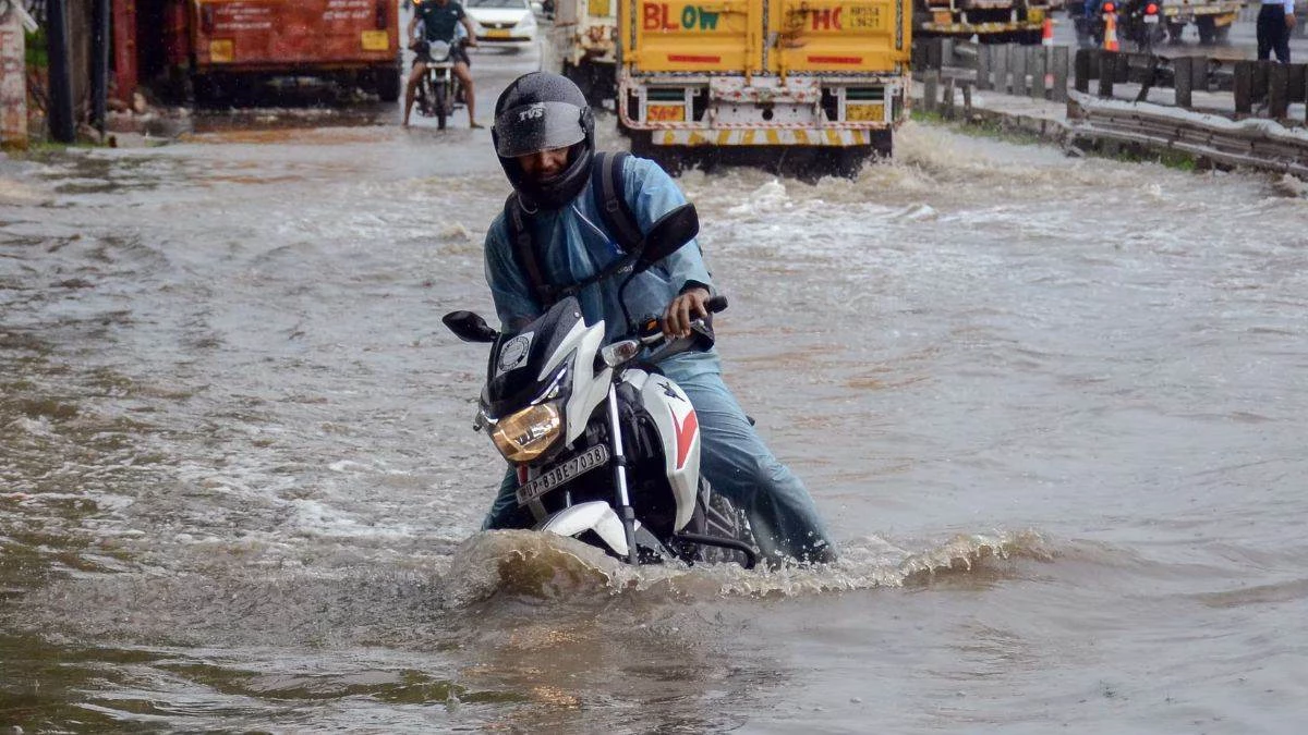 MP के ग्वालियर में बारिश ने किया बुरा हाल... जलजमाव-ट्रैफिक ने बढ़ाई परेशानी, मौसम विभाग का अलर्ट जारी