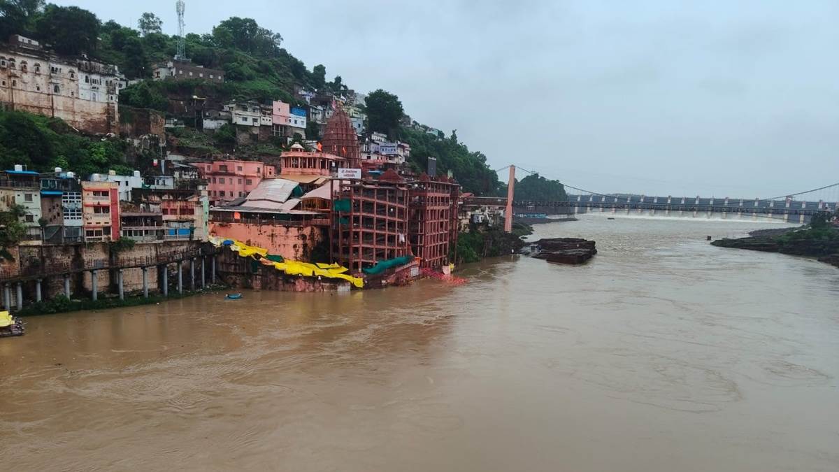 ओंकारेश्वर बांध के 19 गेट से प्रति सेकंड छोड़ा जा रहा 12600 घनमीटर पानी, नर्मदा नदी उफनी