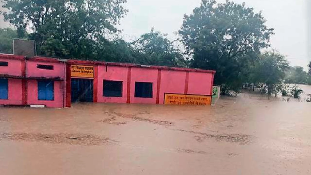 शिवपुरी में सिंध नदी उफान पर, 30 बच्चे गांव में फंसे... बाढ़ से घिरे युवक की हार्ट अटैक से मौत, नहीं हो पाया अंतिम संस्कार