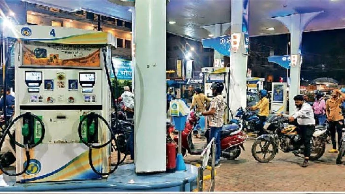 भोपाल में पेट्रोल पंपों पर बड़ी कार्रवाई... दम्मो फिलिंग स्टेशन पर मिला पानी मिला डीजल, 4 नोजल सील