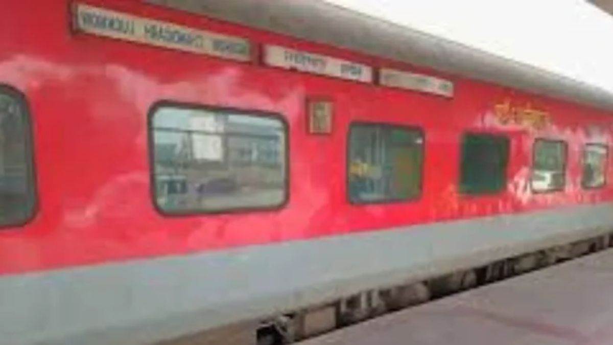 चंडीगढ़-लखनऊ एक्सप्रेस के शौचालय में युवक का शव मिलने से मचा हड़कंप, फांसी लगाकर आत्महत्या की आशंका