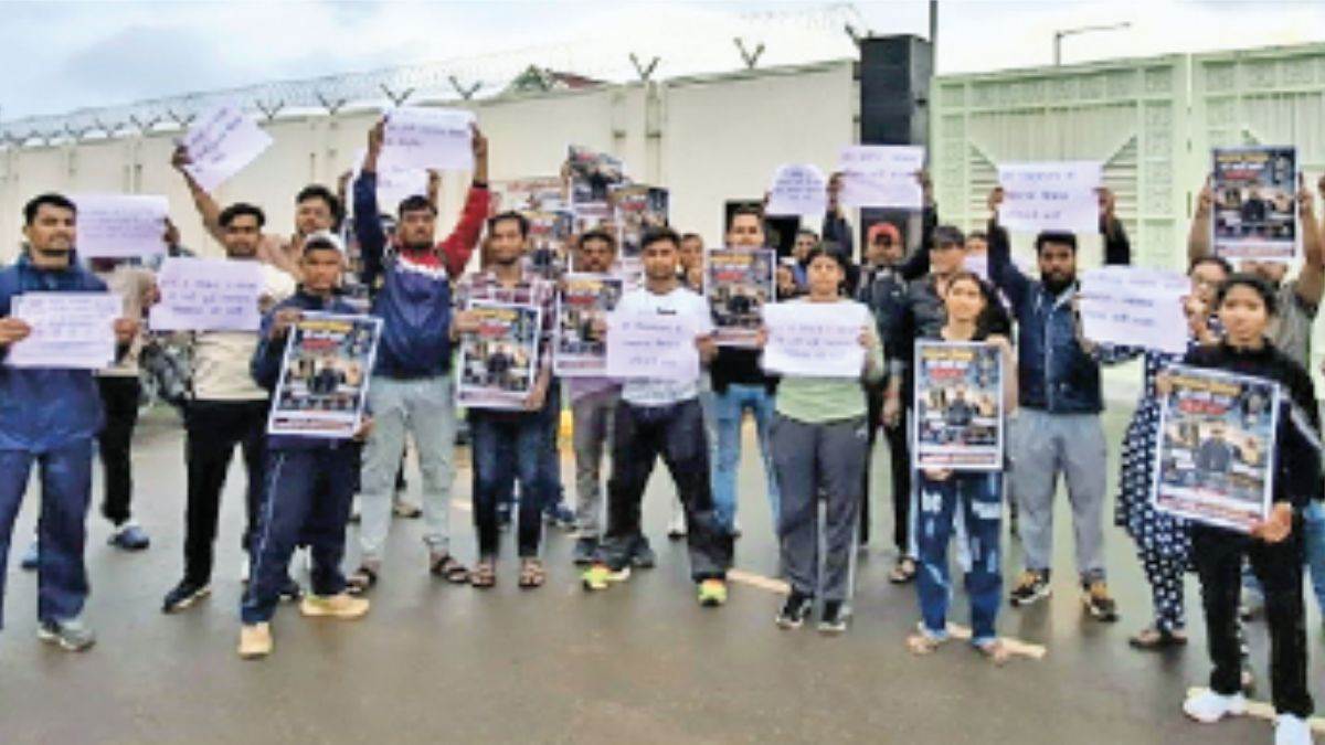 छत्तीसगढ़ में शिक्षक भर्ती से व्यायाम शिक्षकों के पद गायब, शिक्षा मंत्री के बंगले का घेराव