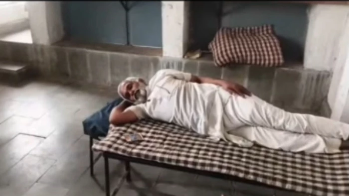 तहसील में कांग्रेस नेता का अनोखा प्रदर्शन, अफसरों के गायब रहने पर तहसीलदार की टेबल पर सो गए, वीडियो वायरल
