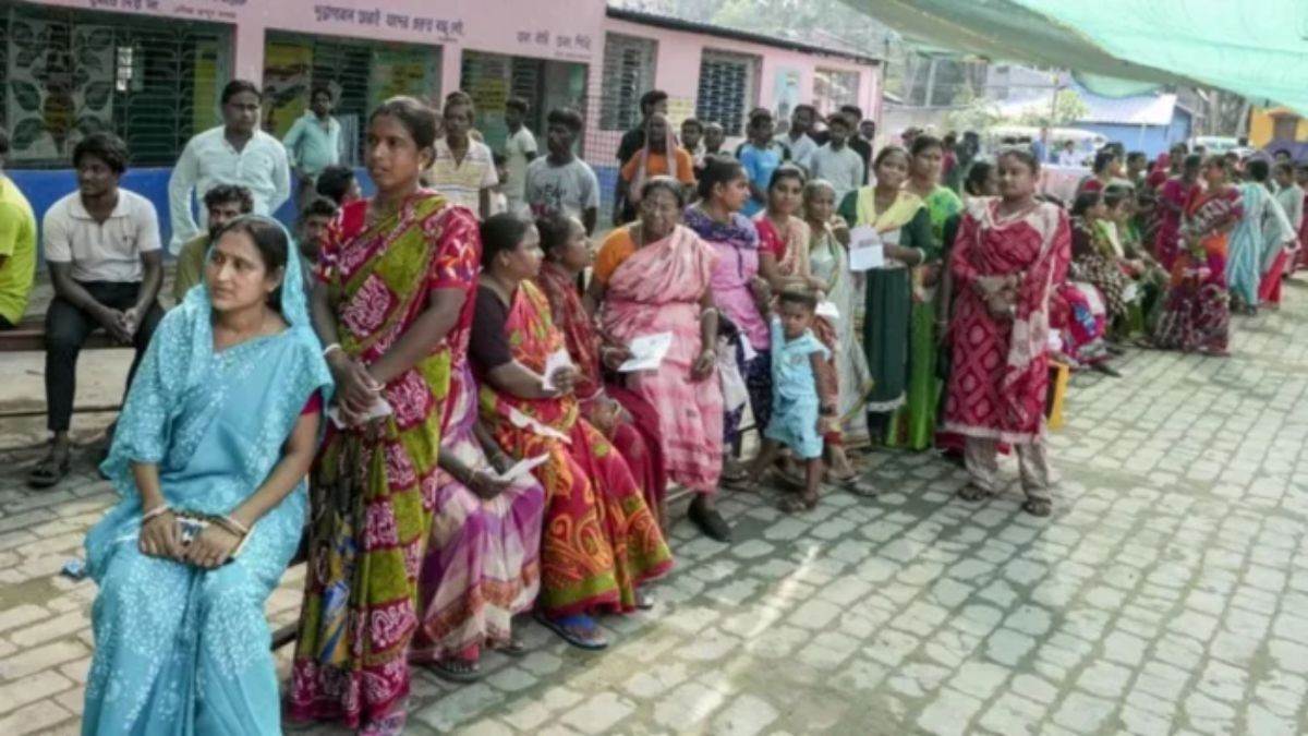दतिया उपचुनाव में लखनपुर में सड़क की मांग पर वोटिंग का बहिष्कार... कांग्रेस ने पोलिंग एजेंट रोकने का लगाया आरोप