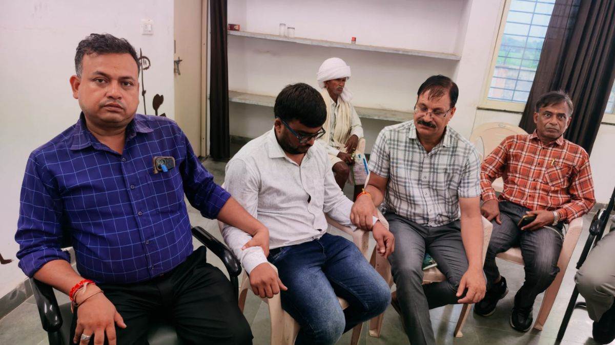 झाबुआ में लोकायुक्त की बड़ी कार्रवाई, फार्मर आईडी में नाम दर्ज करने के लिए दो हजार की रिश्वत लेते पटवारी रंगे हाथों गिरफ्तार