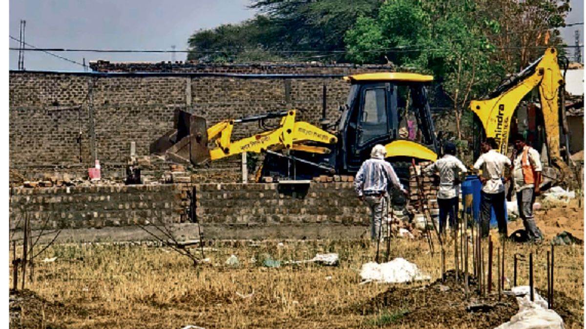 सरकारी जमीन पर 'न्यू लक्ष्मी नगर' का खेल खत्म, 40 करोड़ की भूमि पर चला बुलडोजर; भूमाफिया अज्जू गिरफ्तार