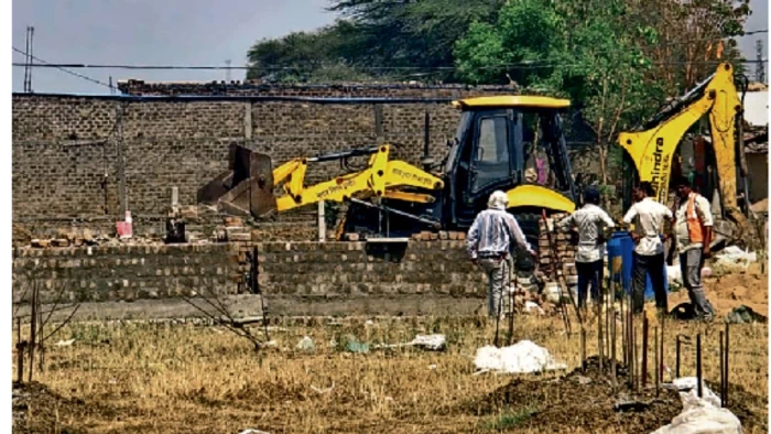 सरकारी जमीन पर 'न्यू लक्ष्मी नगर' का खेल खत्म, 40 करोड़ की भूमि पर चला बुलडोजर; भूमाफिया अज्जू गिरफ्तार