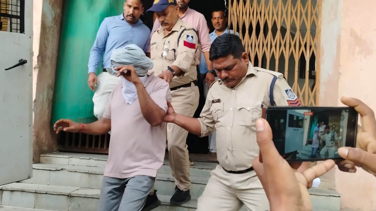 सागर में 5 लाख की रिश्‍वत लेते पकड़ाए थे पूर्व पीएफ कमिश्‍नर, 5 साल की जेल, 5 लाख का जुर्माना