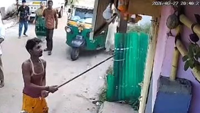 भोपाल में यह कैसी गुंडागर्दी! गांजा तस्करी की शिकायत की तो महिलाओं पर लाठी-डंडों से हमला, घर में तोड़फोड़