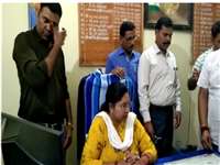 Video: टीकमगढ में 10 हजार की रिश्वत लेते ट्रेजरी अफसर और असिस्टेंट ट्रेजरी अफसर पकड़े