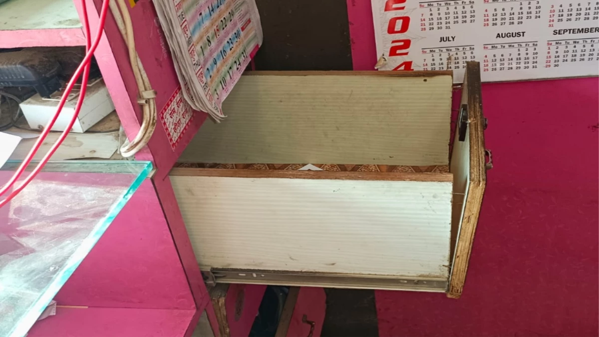 छत का दरवाजा तोड़ कपड़ा दुकान में चोरी