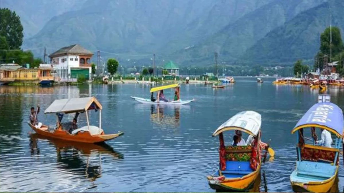 IRCTC Tour Packages: पार्टनर के साथ घूमें कश्मीर की वादियां, सस्ते में धरती का स्वर्ग देखने का मौका