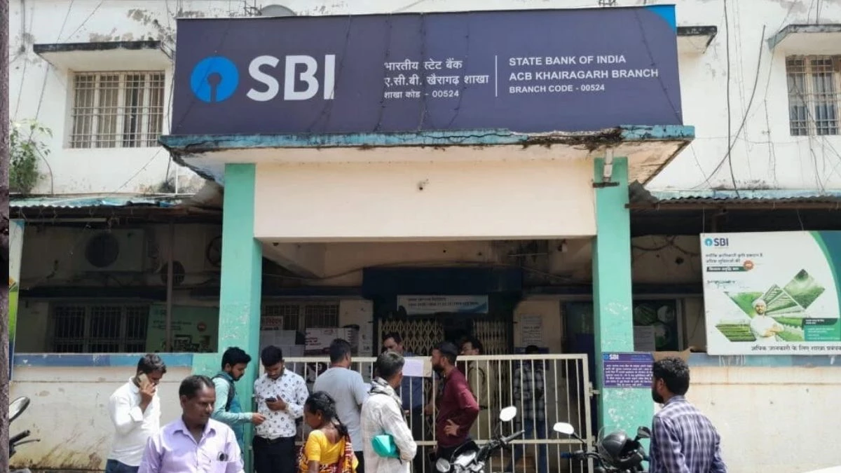 हेलमेट पहनकर SBI बैंक में चोरी करने घुसे चोर, पकड़े जाने के डर से CCTV के DVR भी ले उड़े